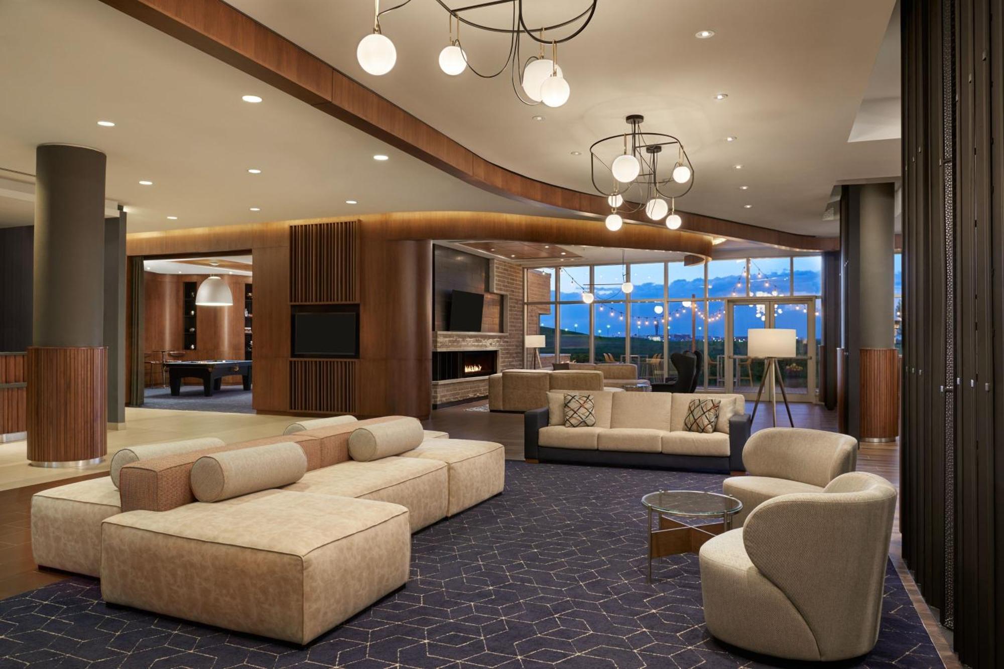 Courtyard By Marriott Airport